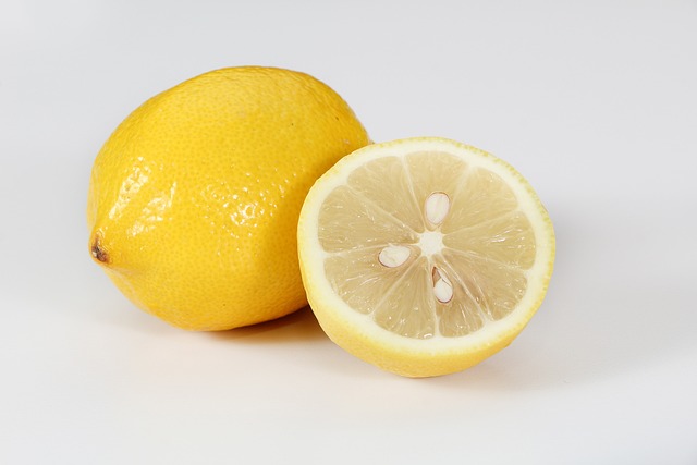 Cytryna daje naturalnie swieży i przyjemny aromat naturalnym środkom czyszczącym do domu.